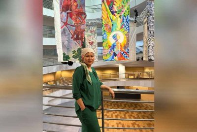 Reena bersama karya monumentalnya yang berjudul “Tunas Triptych”, kisah tentang permulaan, pertumbuhan dan harapan.