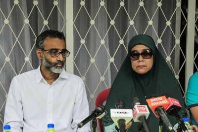 Zainab dalam sidang akhbar di Kampung Sungai Baru pada Jumaat.