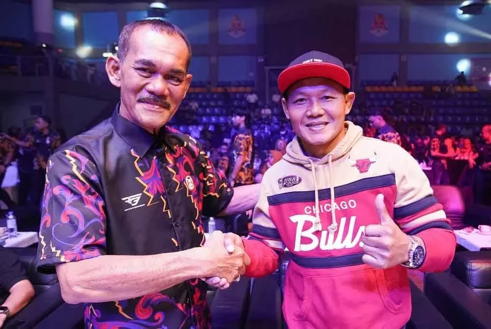 Rosli (kiri) bersama legenda muaythai Thailand, Saenchai yang turut menjadi tetamu semasa RF3 Super Champion Muaythai Kuda Merah di Stadium Titiwangsa. Foto Rosli Talib Sinar Harian