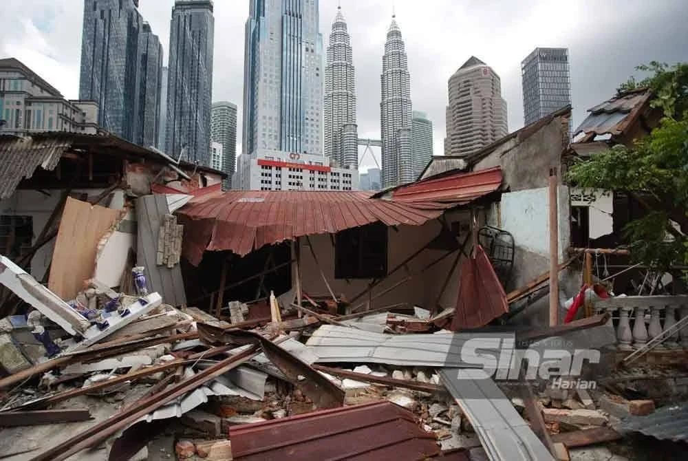 Situasi di Kampung Sungai Baru ketika operasi pengosongan pada Jumaat.