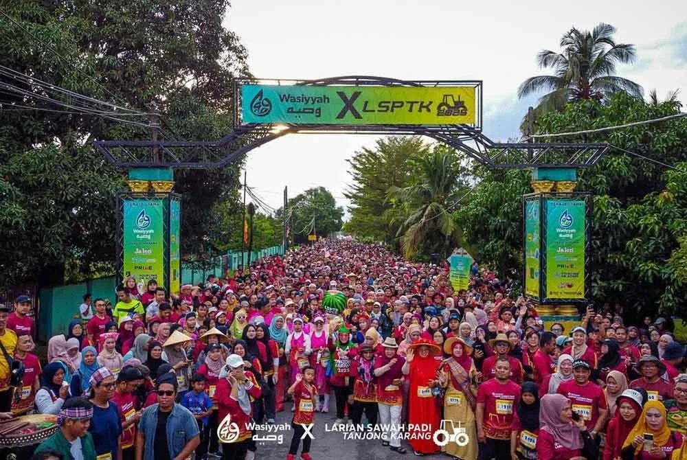 Ribuan peserta membanjiri garisan permulaan Larian Sawah Padi Tanjong Karang 2025 anjuran bersama Wasiyyah.