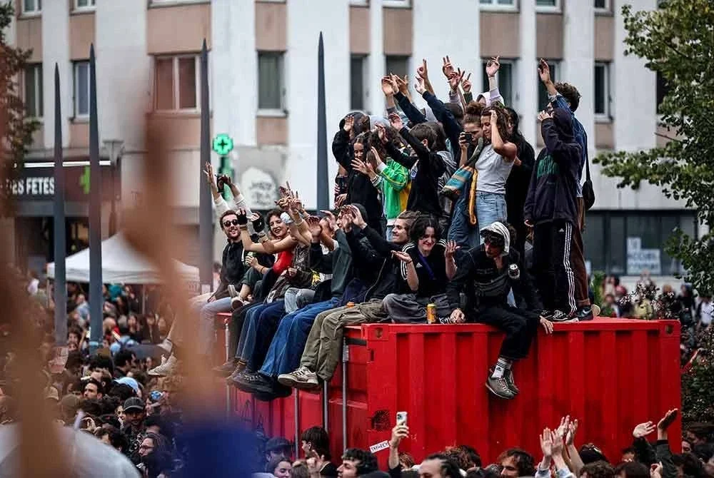 Penunjuk perasaan dilihat duduk di atas sebuah kontena di Place des Fêtes, Paris ketika menyertai demonstrasi 'block everything'.