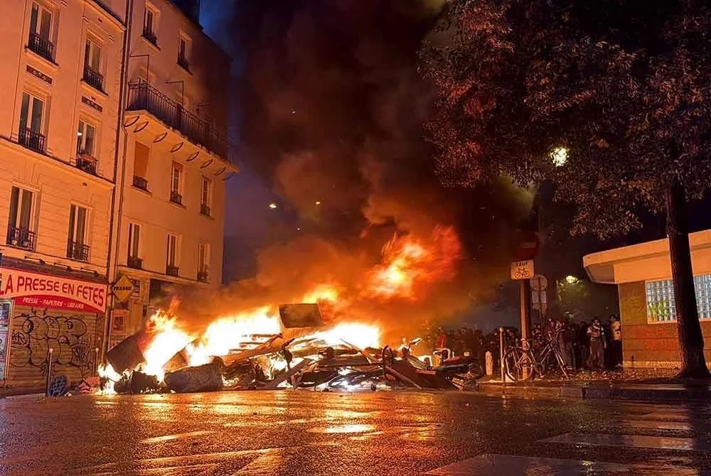 Sebuah jalan berhampiran Place des Fêtes, Paris terhalang akibat kebakaran yang dinyalakan penunjuk perasaan ketika demonstrasi.