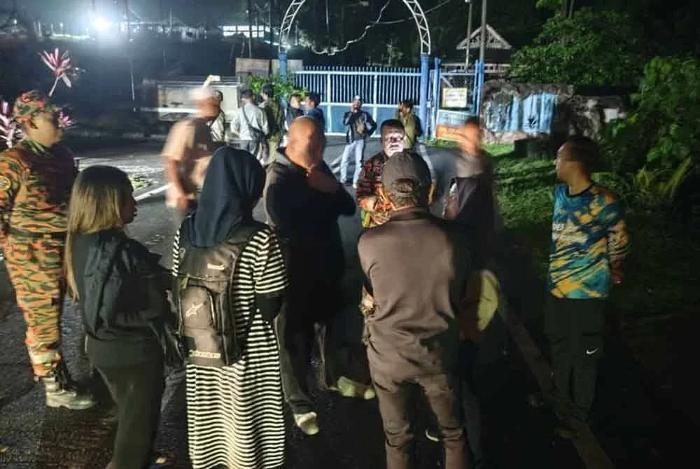 Ahli keluarga menunggu perkembangan kes di LRA SADA Tupah.