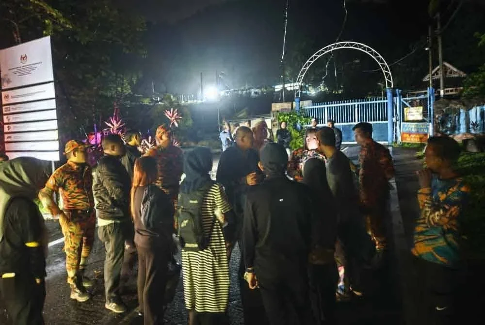 Ahli keluaga menunggu perkembangan terkini mengenai mangsa.