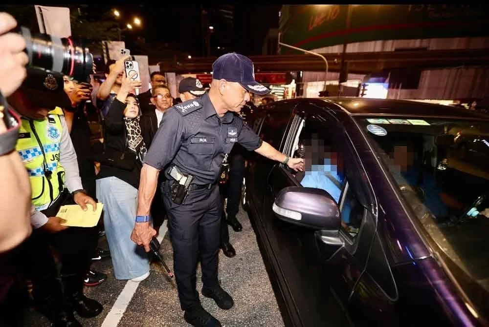 Fadil menasihatkan pengguna jalan raya patuh undang - undang.
