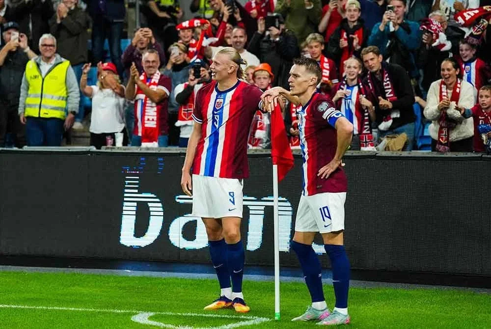 Guardiola yakin Haaland (kiri) lebih baik berbanding penyerang lain di dunia. Foto AFP