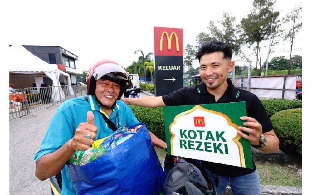 Salah seorang penerima Kotak Rezeki dari pekan Klebang.