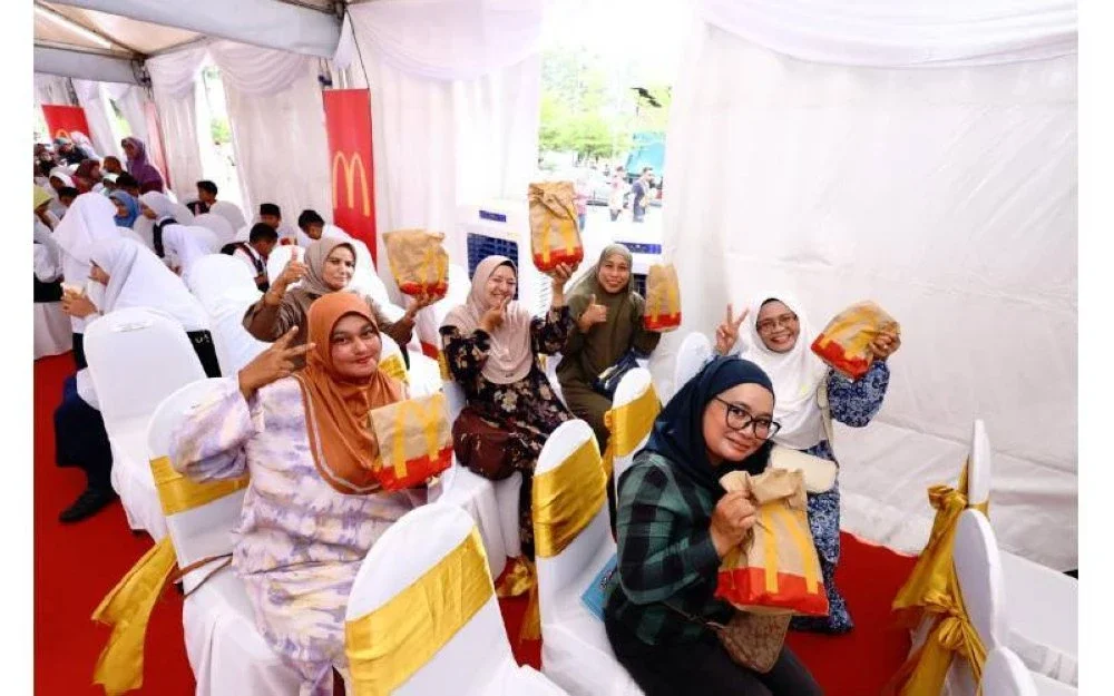 Antara komuniti setempat yang menerima hidangan McDonald's percuma.