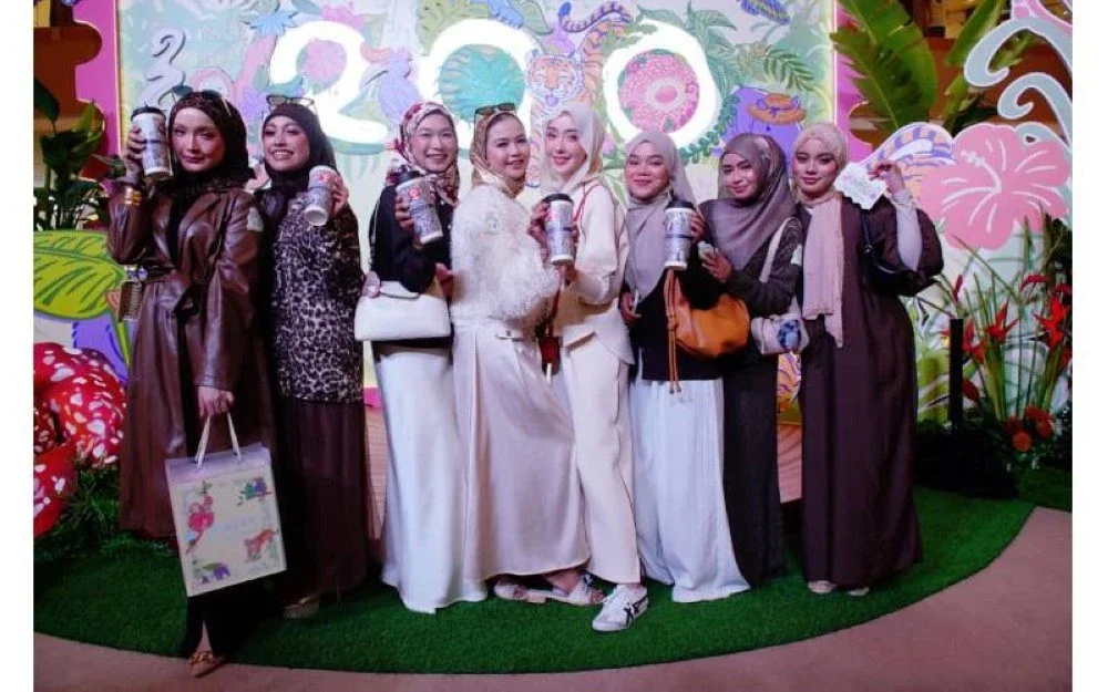 Orang ramai tidak melepaskan peluang bergambar pada Majlis Pelancaran Cawangan CHAGEE ke-200 di Sunway Pyramid di sini pada Rabu.