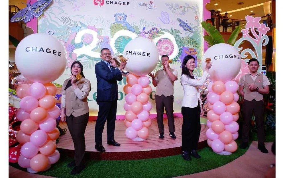 Grace (dua dari kanan) dan Mohd Amirul (dua dari kiri) memecahkan belon sebagai gimik Pelancaran Cawangan CHAGEE ke-200 di Sunway Pyramid di sini pada Rabu. 