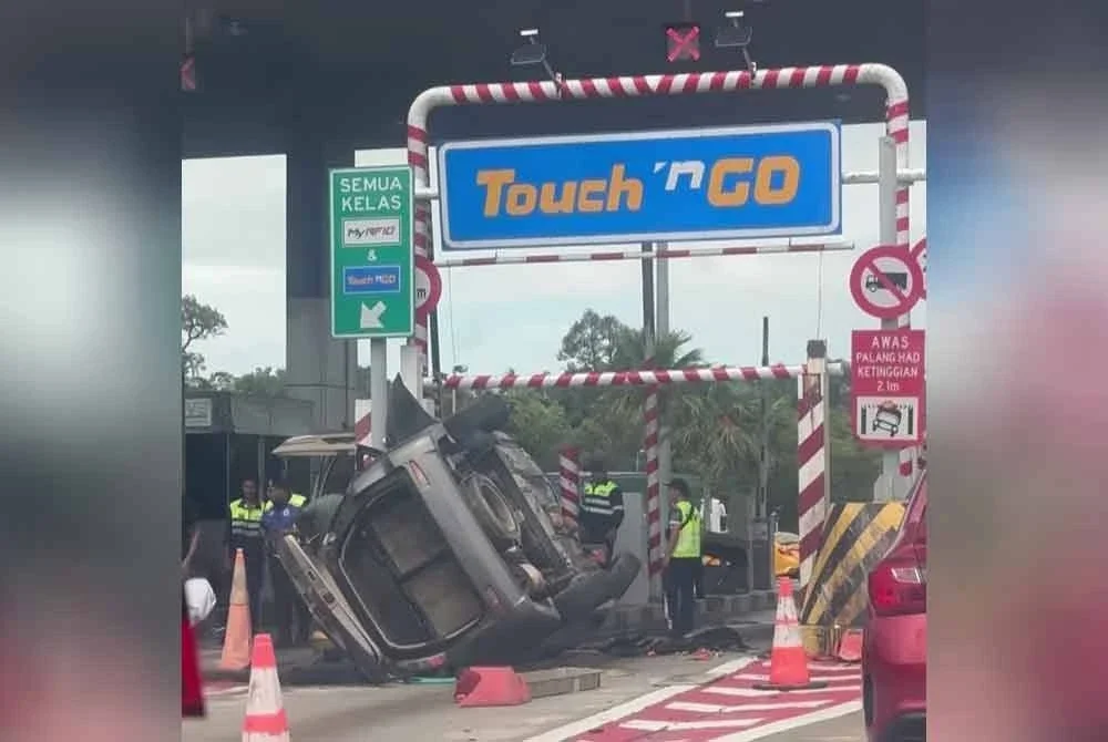 Kereta dipandu suspek terbalik selepas melanggar sebuah kenderaan lain dalam kemalangan di Plaza Tol Telok Panglima Garang, Lebuhraya Lembah Klang Selatan (SKVE) pada Jumaat.