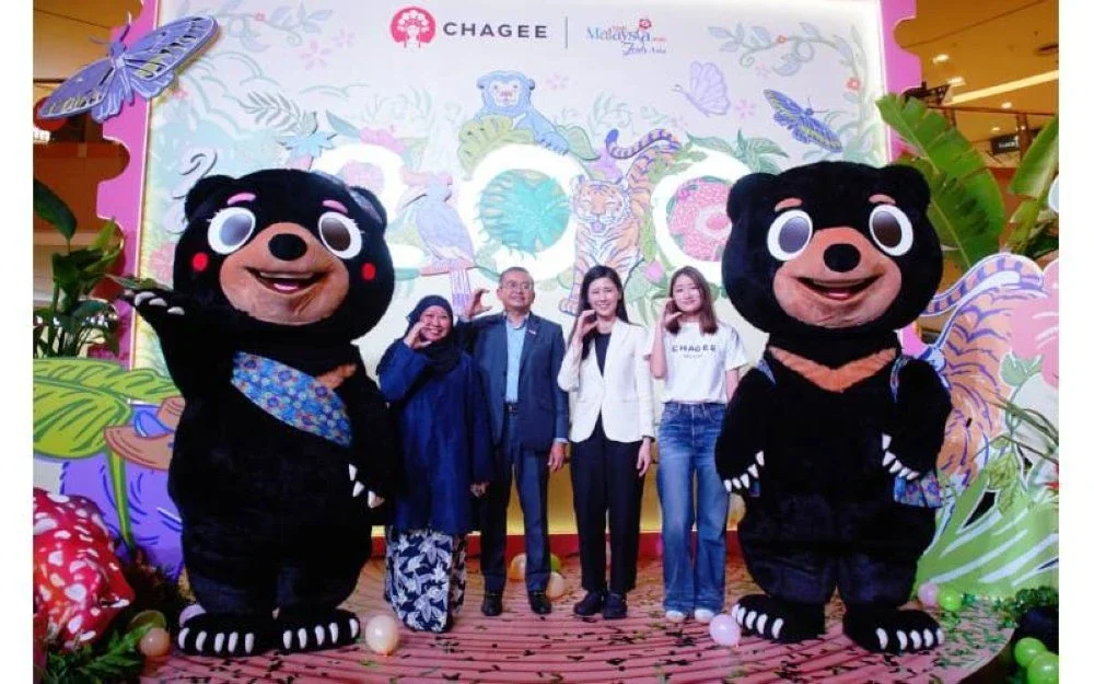Grace (dua dari kanan) dan Mohd Amirul (dua dari kiri) bergambar bersama maskot semasa Majlis Perasmian Pembukaan Cawangan ke-200 CHAGEE Malaysia di Sunway Pyramid.