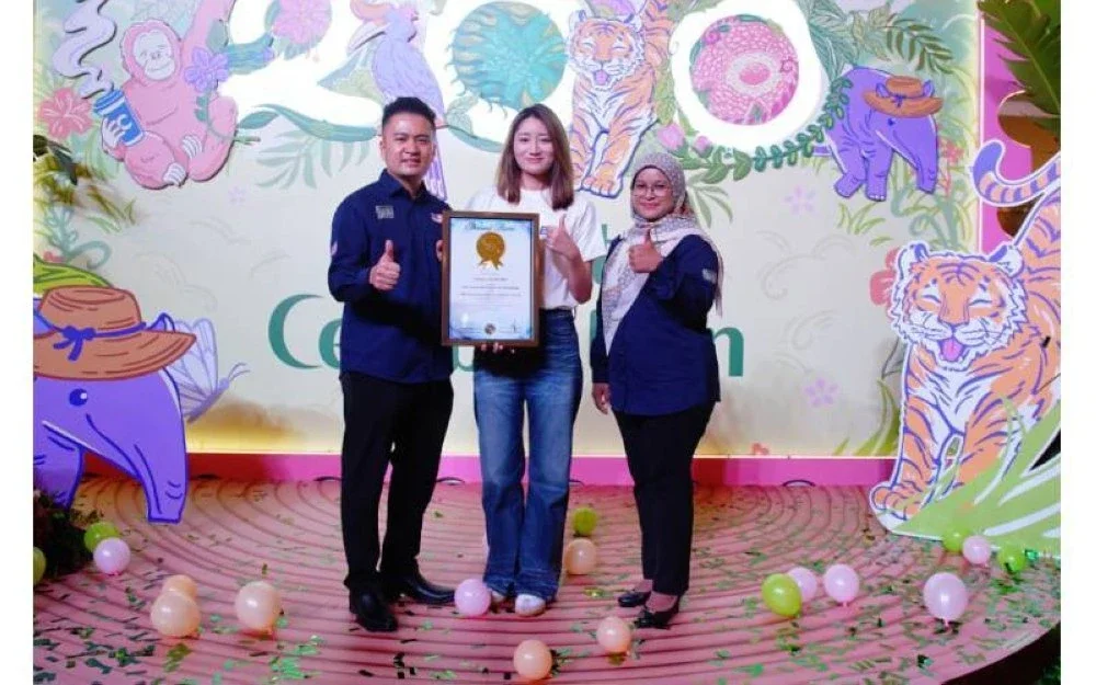 Ketua Pemasaran CHAGEE Malaysia, Lucia Guan (tengah) menerima sijil pengiktirafan daripada wakil MBR.