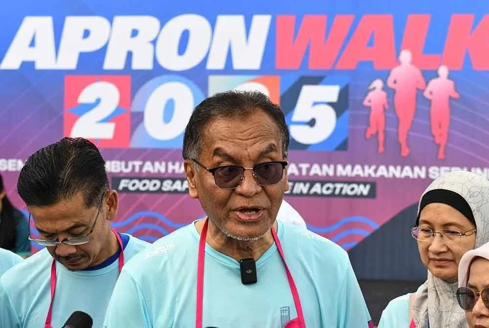 Dr Dzulkefly pada majlis Apron Walk sempena sambutan Hari Keselamatan Makanan Sedunia Peringkat Kebangsaan 2025 di sini, pada Sabtu. Foto Bernama