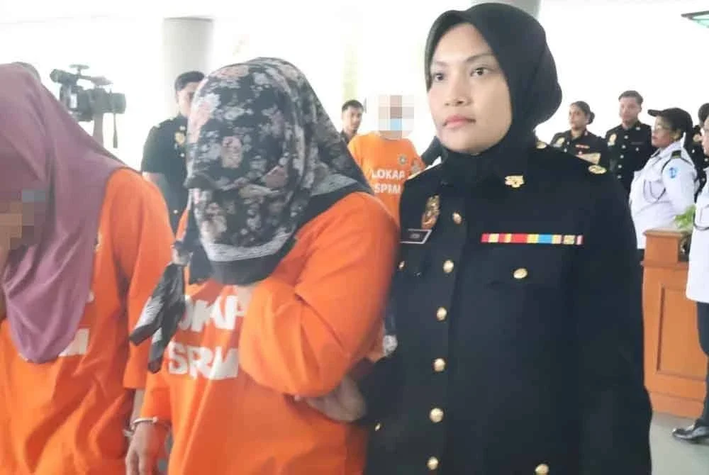 Pegawai penguat kuasa terbabit menerima bayaran wang rasuah berjumlah RM1,800 hingga RM2,500 untuk setiap warga asing yang berjaya masuk ke Malaysia.