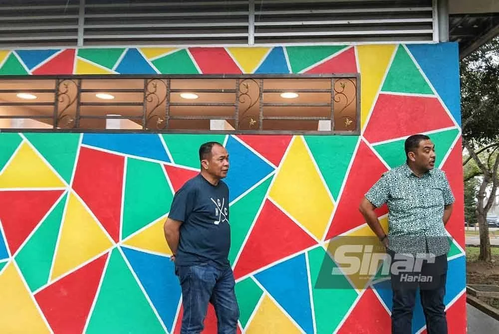 Shadan (kiri) dan Mohd Noor Helmy meninjau tandas awam berkenaan bagi menilai tahap keselamatan serta reka bentuknya di Bukit Serindit pada Sabtu.