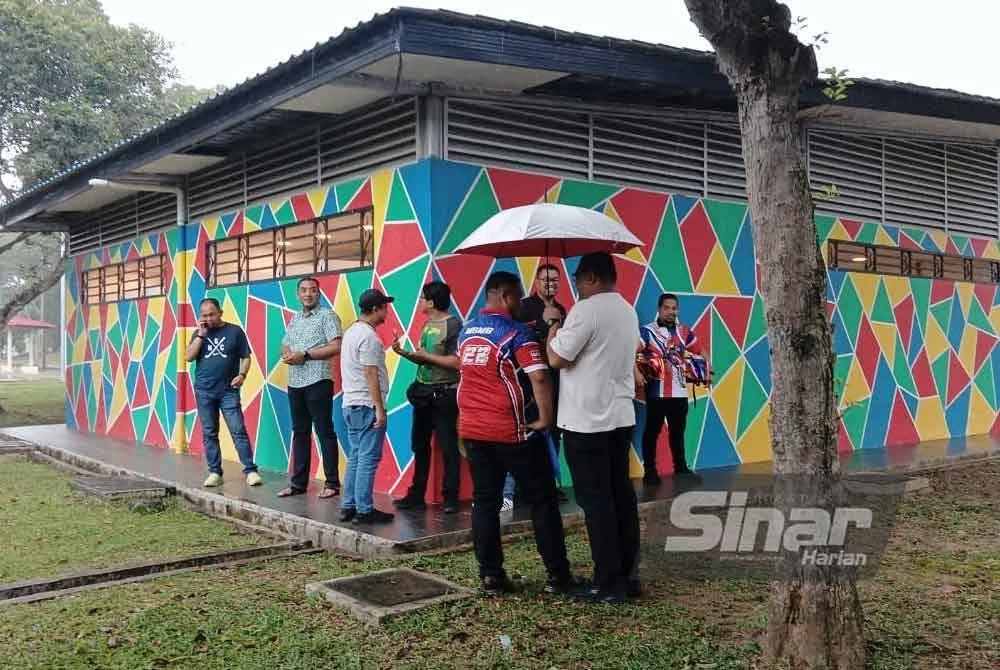 Tandas awam Stadium Tun Fatimah, Bukit Serindit yang tular kerana bahagian pengudaraannya yang didakwa boleh berlaku kejadian menghendap.