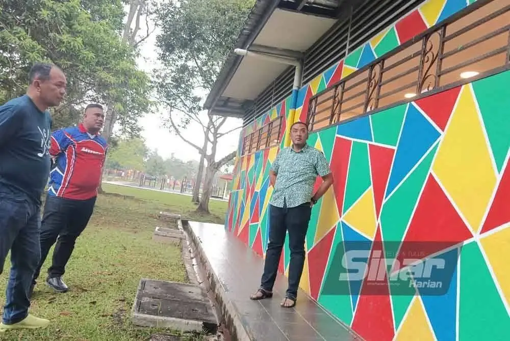 Mohd Helmy (kanan) melihat reka bentuk tandas awam berkenaan.