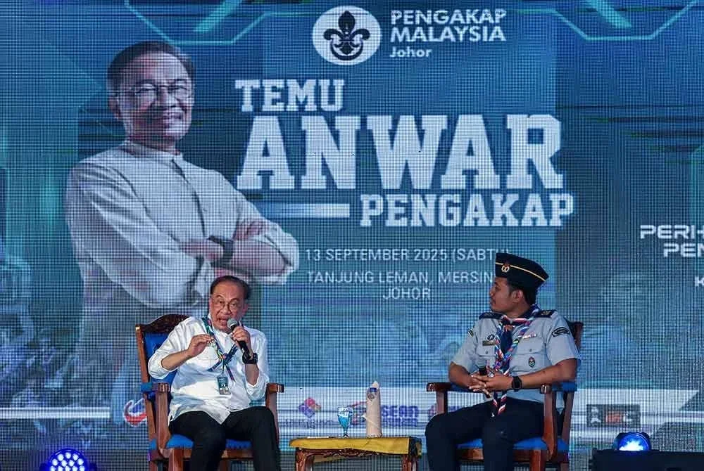 Anwar bercakap pada Sesi Dialog Interaktif yang dikendalikan oleh Penolong Pesuruhjaya Pengakap Daerah Johor Bahru, Amar Arifin (kanan) pada PAPJ ke-27 di Pantai Tanjung Leman, Mersing pada Sabtu. Foto Bernama