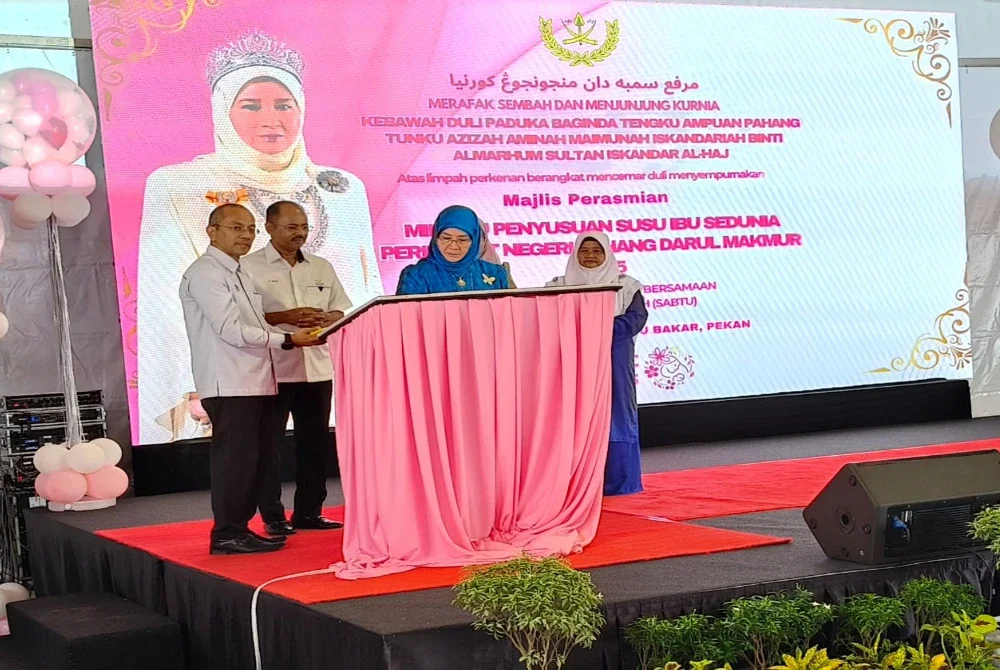 Razali (dua dari kiri) mengiringi Tengku Azizah menyempurnakan gimik perasmian Sambutan Minggu Penyusuan Susu Ibu Peringkat Negeri Pahang 2025: Pinktastik Pekan pada Sabtu.