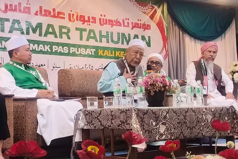 Hashim (dua dari kiri) semasa berucap pada Muktamar Tahunan Dewan Ulama Pas Pusat Kali Ke-64 di Kompleks Maahad Darul Hadis, Kampung Tok Keling pada Sabtu.