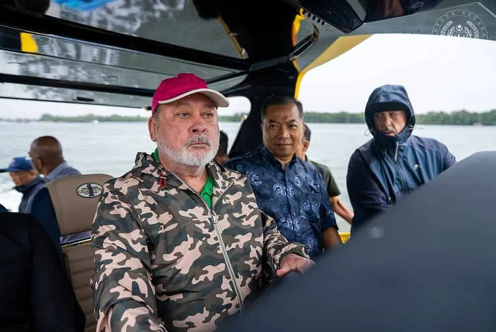 Sultan Ibrahim berkenan berangkat meninjau keadaan perairan di Johor. Foto Facebook Sultan Ibrahim Sultan Iskandar