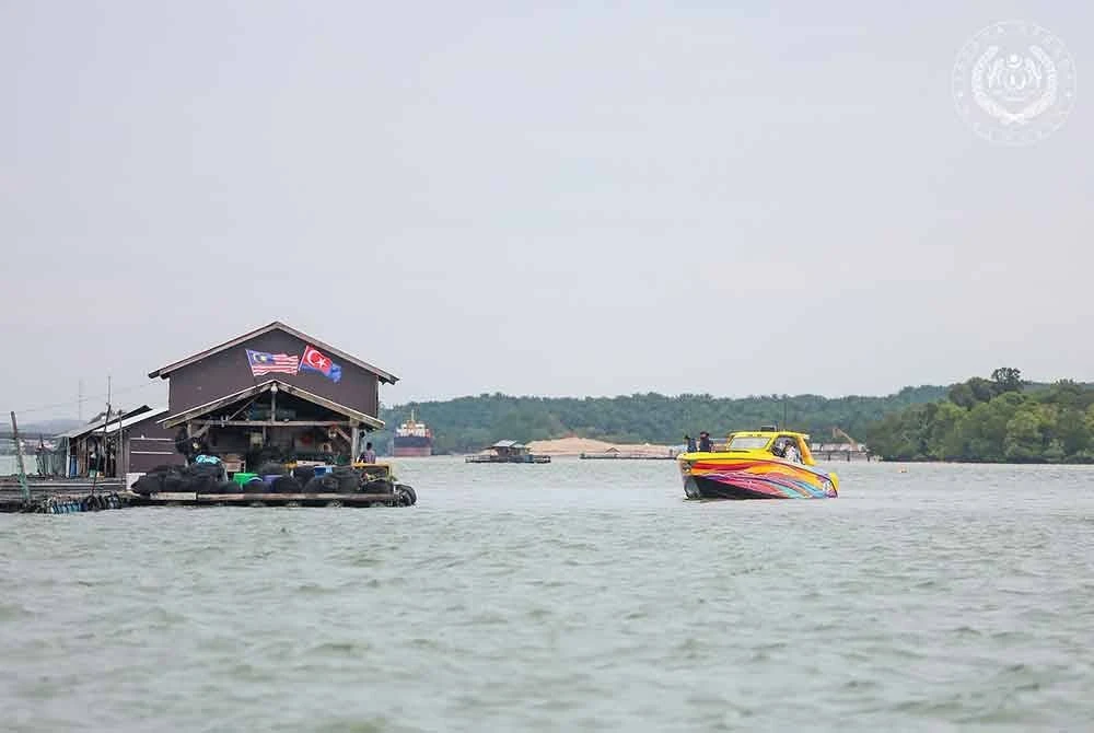 Sultan Ibrahim mengemudi sendiri bot dari Jeti Diraja Stulang Laut ke perairan Kota Tinggi. Foto Facebook Sultan Ibrahim Sultan Iskandar