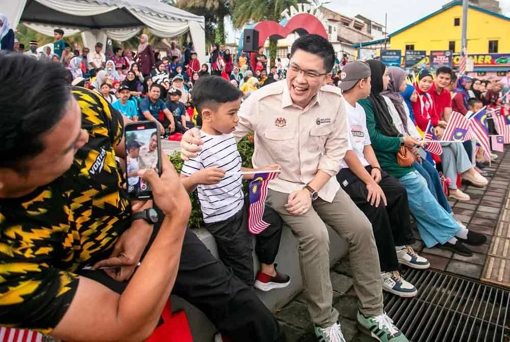Kah Woh (tiga, kiri) beramah mesra bersama pengunjung pada sambutan Hari Kebangsaan dan Hari Malaysia Peringkat Daerah Larut Matang dan Selama 2025 di Dataran Warisan Taiping pada Sabtu. Foto Bernama