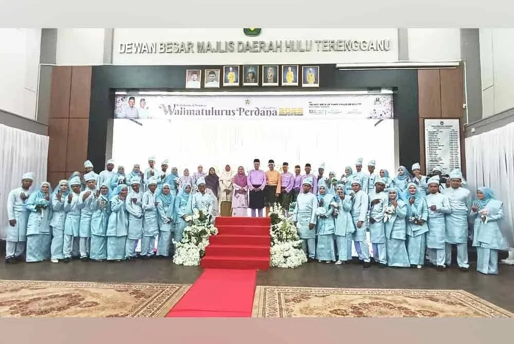 Ahmad Samsuri (tengah) bersama isteri, Toh Puan Seri Tuan Faezah Tuan Abd Rahman ketika menghadiri Majlis Walimatul Urus Perdana di Dewan Besar Majlis Daerah Hulu Terengganu pada Sabtu.