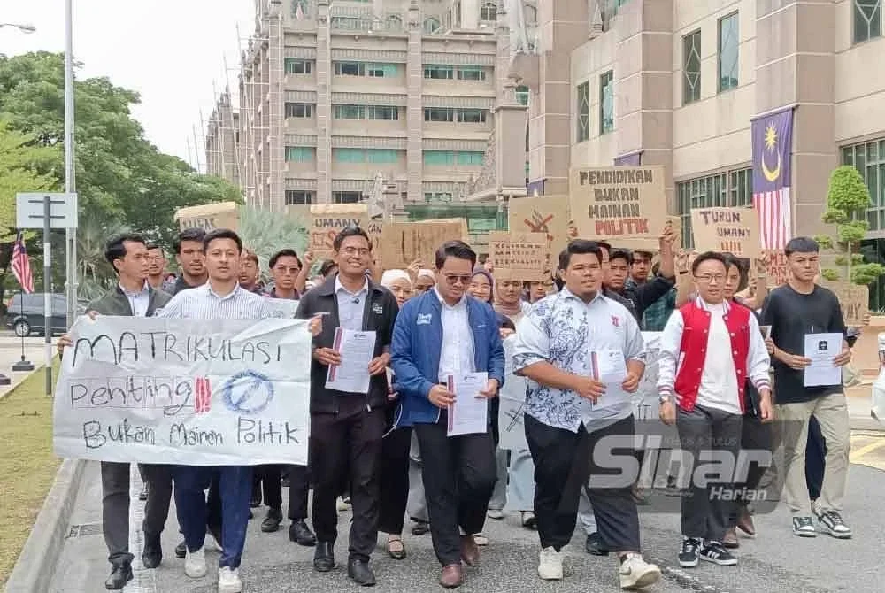 Kira-kira 200 perwakilan berarak sambil membawa beberapa sepanduk membantah cadangan UMANY di perkarangan KPT, Putrajaya pada Sabtu.