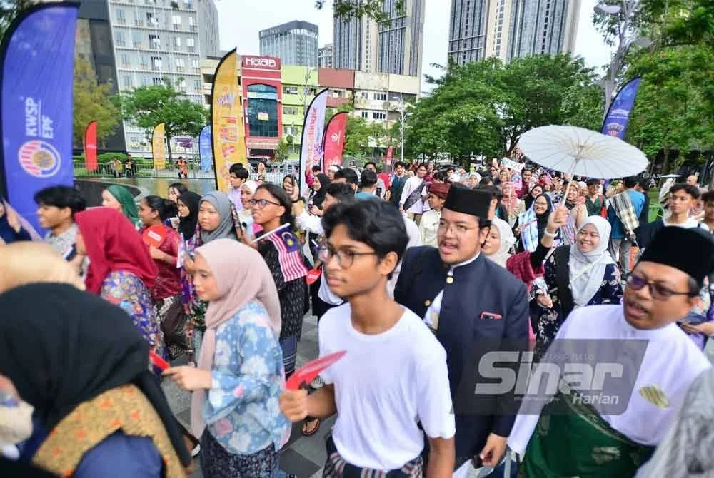 Sebahagian pengunjung berpakaian tradisional tidak melepaskan peluang untuk beratur mendapatkan minuman air balang di reruai Air Selangor di sini pada Sabtu. Foto: SINAR HARIAN/ ASRIL ASWANDI SHUKOR.