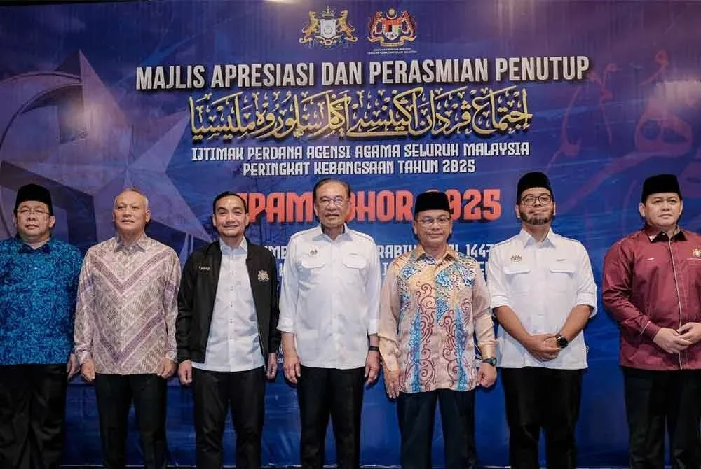 Anwar (tengah) bersama Dr Mohd Na'im (tiga dari kanan) dan Onn Hafiz Ghazi (tiga dari kiri) serta tetamu lain pada Majlis IJPAM 2025 di Iskandar Puteri pada Sabtu. Foto: Bernama