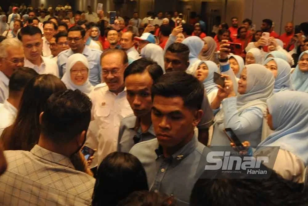 Anwar disambut penyokong pada program Rapat Umum 27 Tahun Reformasi Peringkat Negeri Johor.