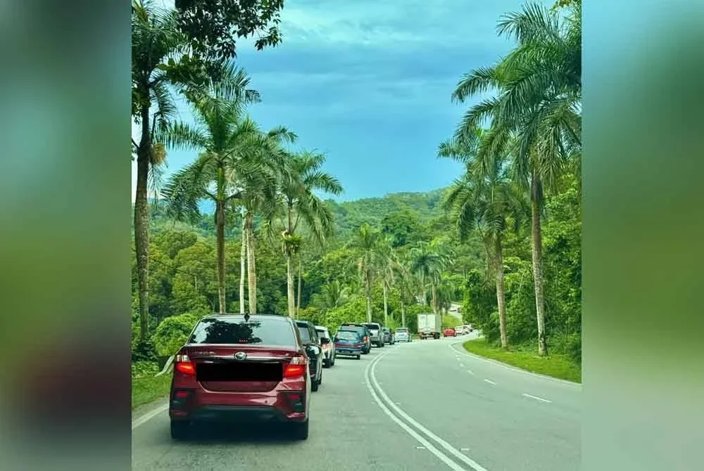 Lalu-lintas sesak di Kuala Krai. FOTO Internet.