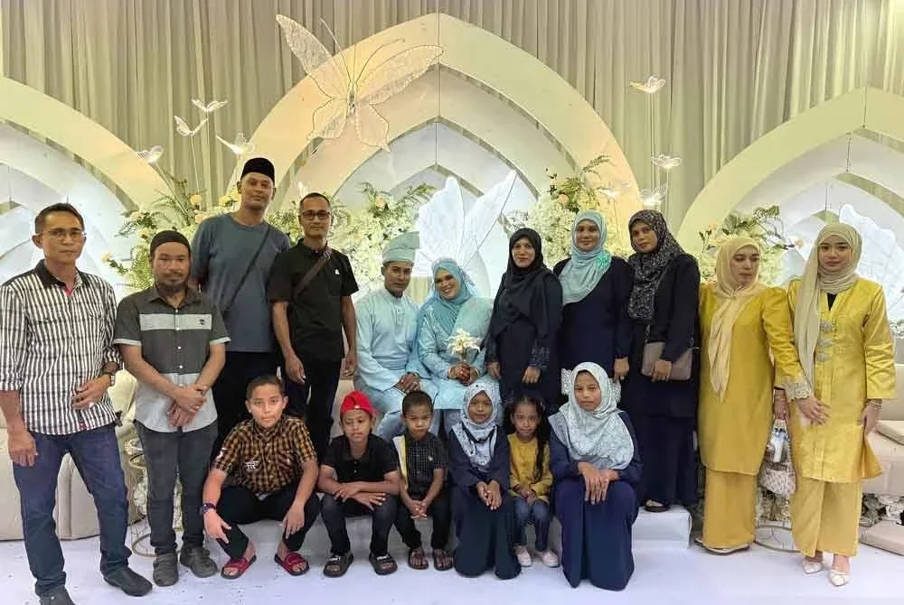 Norfadilah dan pasangan, Muhammad Adnan diraikan sempena Program Walimatulurus Perdana 2025 di Dewan Besar Majlis Daerah Hulu Terengganu pada Sabtu.