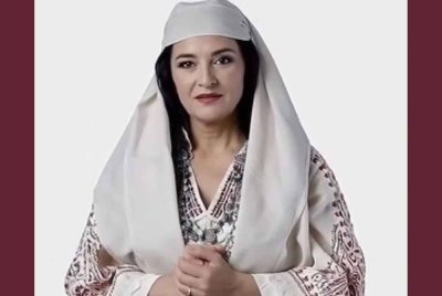 Diella menyerupai seorang wanita yang mengenakan pakaian tradisional. - Foto Agensi