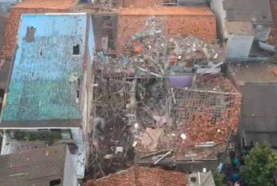 Penduduk gempar dengan kejadian letupan dahsyat yang membinasakan tiga buah rumah manakala empat lagi dilaporkan cedera parah. - Foto Agensi