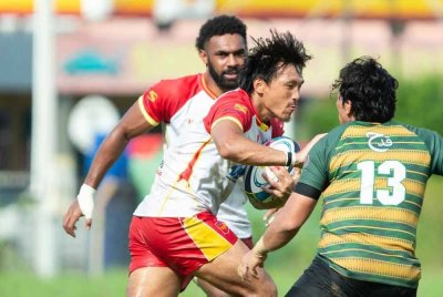 Kapten Selangor, Eric Pak Nga Kwok cuba melepasi halangan pemain Kedah dalam aksi Kumpulan A di Alor Setar, pada Sabtu lalu. Foto: KRM