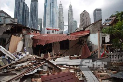 Situasi di Kampung Sungai Baru ketika operasi pengosongan pada Jumaat.