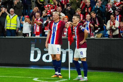 Guardiola yakin Haaland (kiri) lebih baik berbanding penyerang lain di dunia. Foto AFP