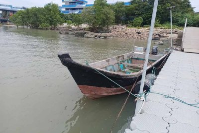 Sebuah bot yang digunakan untuk penyeludupan PATI disita Maritim Malaysia pada Khamis.