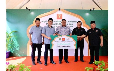 McDonald’s Malaysia menyerahkan cek cura bernilai RM150,000 kepada Mohamad Azmi (dua dari kanan) sambil disaksikan oleh Ab Rauf (tengah) pada program itu yang diadakan di McDonald’s Pandu Lalu Kota Laksamana, Melaka.