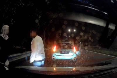 Tular di media sosial memaparkan seorang wanita ditengking seorang pemandu lelaki selepas didakwa tidak memberikan isyarat ketika menukar lorong.