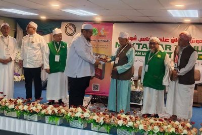 Mursyidul Am Pas, Datuk Hashim Jasin (tiga dari kanan) hadir merasmikan Muktamar Majlis Ulama Pas ke-64 di Alor Setar pada Sabtu. Kelihatan Ahmad (tiga dari kiri).