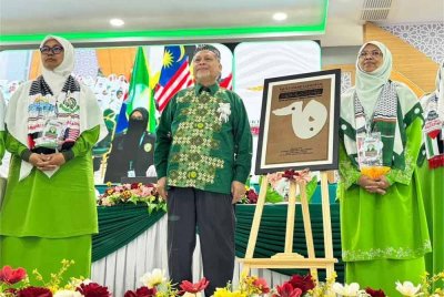 Mohd Amar (dua dari kiri) dan Nuridah (kanan) ketika gimik perasmian Muktamar Dewan Muslimat Pas ke-65 di Kompleks Pas Kedah pada Sabtu.