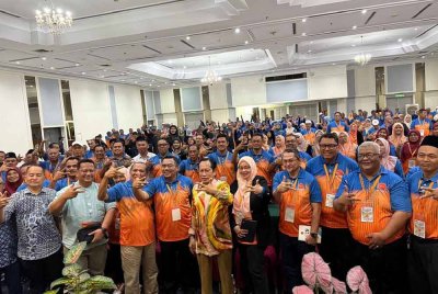 Ahmad (depan, lima dari kiri) selepas merasmikan Mesyuarat Agung Tahunan KAF di Port Dickson pada Sabtu.