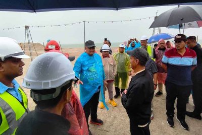 Ab Rauf ketika membuat tinjauan di pesisir pantai Tanjung Bidara pada Sabtu.