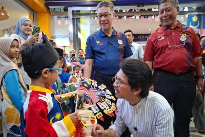 Muhammad Kamil menyantuni kanak-kanak yang hadir memeriahkan Karnival Kita Anak Malaysia (KAMI) 2025 di pusat beli-belah Mydin Meru Raya pada Sabtu.
