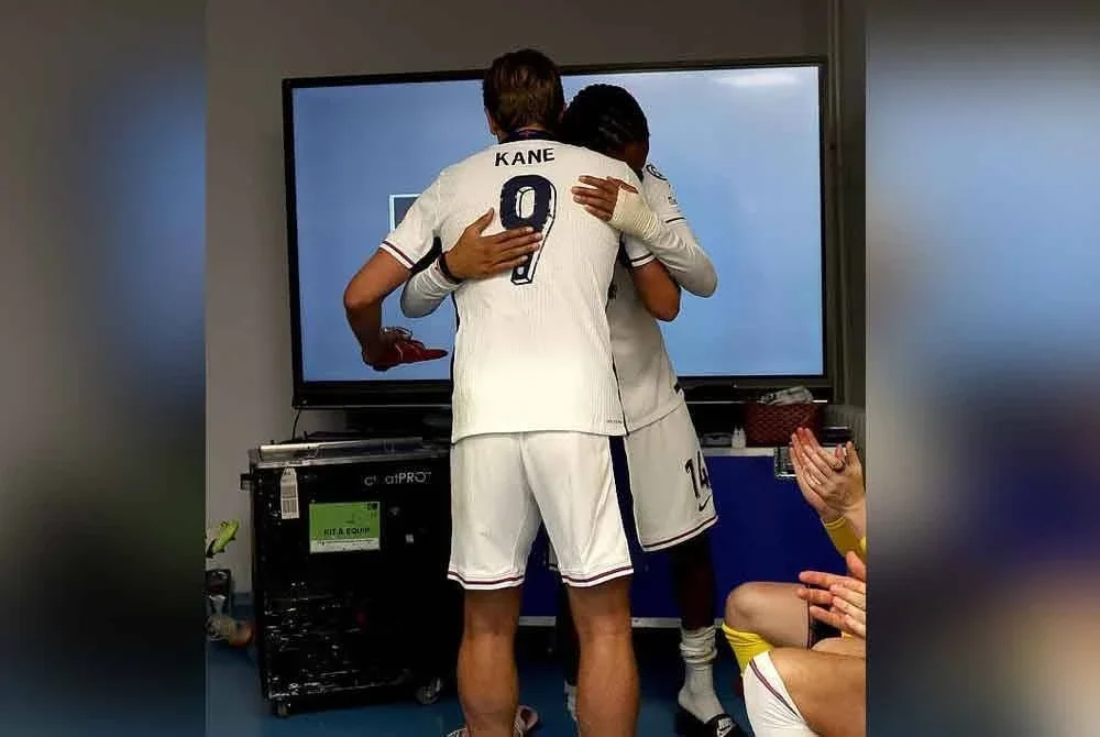 Kane memeluk Spence selepas menyerahkan 'legacy cap' kepada pemain itu.